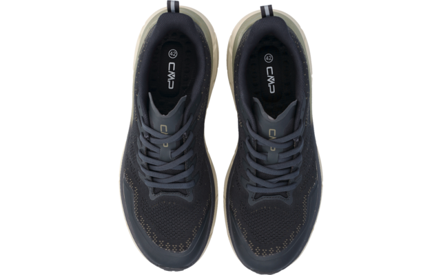 Vogelperspektive auf ein Paar dunkelgraue Schnürschuhe, Innensohlen mit Aufdruck CMP und Größenangabe 42 sichtbar, hellere Randdetails und Fersenlaschen