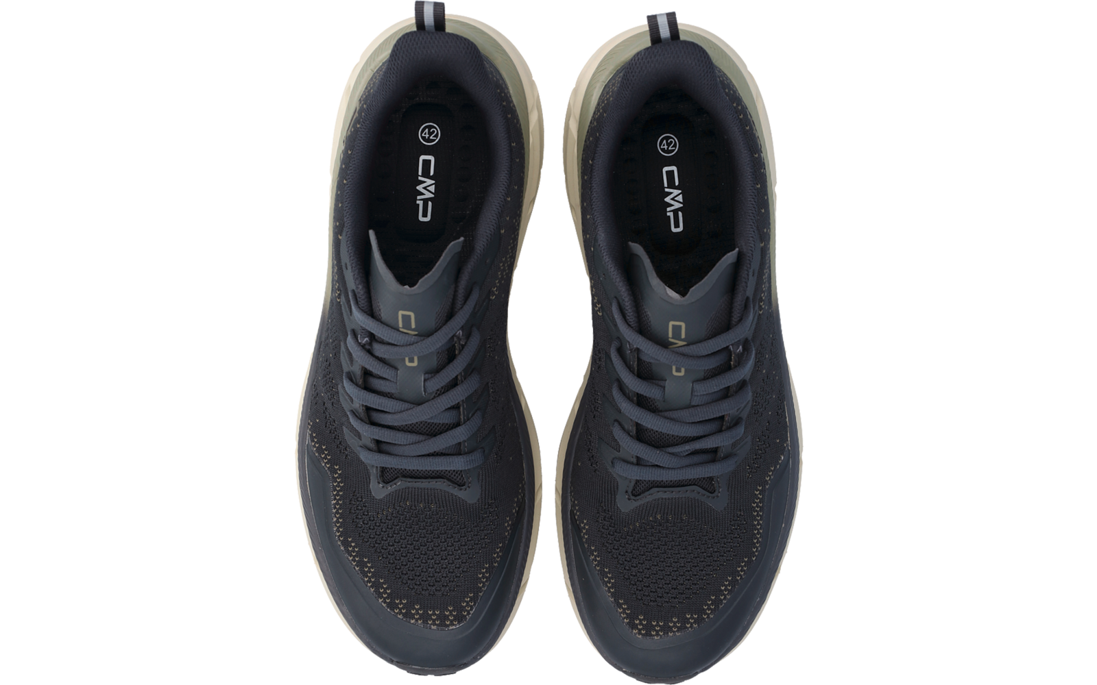 Vogelperspektive auf ein Paar dunkelgraue Schnürschuhe, Innensohlen mit Aufdruck CMP und Größenangabe 42 sichtbar, hellere Randdetails und Fersenlaschen