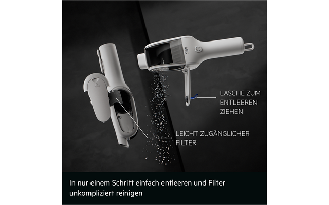 Aufgeklappter weißer Handstaubsauger, Staub fällt aus dem geöffneten Behälter; sichtbare deutsche Beschriftungen 'Lasche zum Entleeren ziehen' und 'Leicht zugänglicher Filter' sowie ein schwarzer Textbalken mit 'In nur einem Schritt einfach entleeren