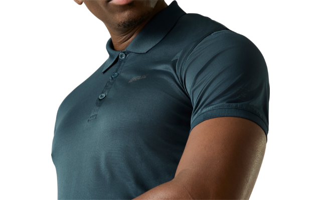 Oberkörper einer Person in petrolfarbenem Poloshirt mit Knopfleiste; sichtbarer Unterkiefer, Hals, Schulter und Oberarm