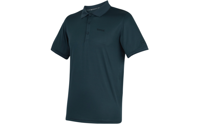 Dunkelgrünes kurzärmeliges Polohemd auf weißem Hintergrund, Polokragen mit Knopfleiste, kleines Logo auf linker Brust und Patch am linken Ärmel