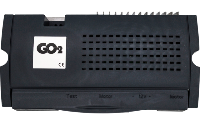 Schwarzes rechteckiges Kunststoffgehäuse mit Lüftungsschlitzen, seitlichen Aussparungen, weißem Aufkleber 'GO2' und 'CE' und unten aufgedrucktem Text 'Test Motor 12V Motor'