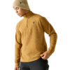 Persoon met beige gebreide muts en mosterdkleurige fleece met halve rits en klein borstlogo, kijkt naar beneden, linkerhand houdt zoom vast