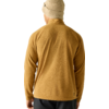 Persoon van achteren met beige gebreide muts, mosterdgele fleecejas en donkere broek voor een lichte achtergrond