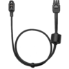 Schwarzes Kabel in Schleife, an den Enden zwei unterschiedlich geformte schwarze Stecker, zylindrischer Clip am Kabel