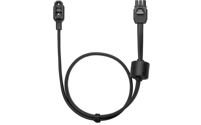 Schwarzes Kabel in Schleife, an den Enden zwei unterschiedlich geformte schwarze Stecker, zylindrischer Clip am Kabel