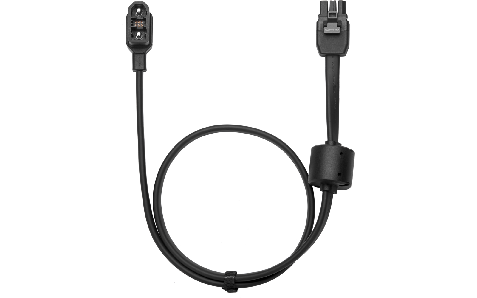 Schwarzes Kabel in Schleife, an den Enden zwei unterschiedlich geformte schwarze Stecker, zylindrischer Clip am Kabel