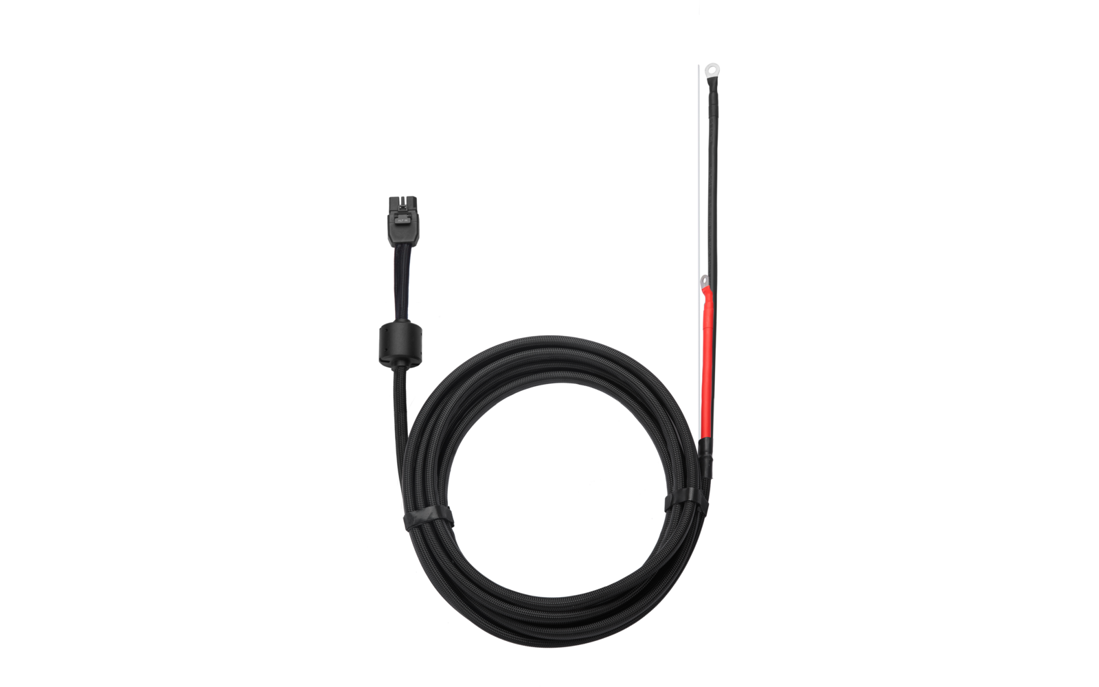 Schwarzes, aufgewickeltes Kabel; links zwei‑poliger schwarzer Stecker mit Ferritkern; rechts zwei offene Adern, eine rot isoliert mit Metallöse, eine schwarz isoliert