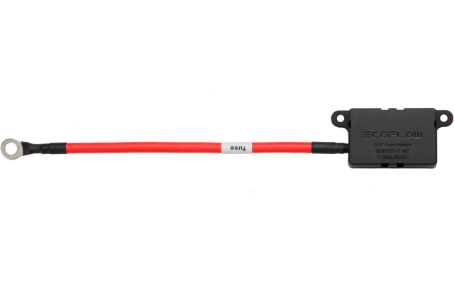 Rotes Kabel mit Ringöse links, weißes Etikett mittig, schwarzes rechteckiges Modul mit Befestigungslaschen rechts auf weißem Hintergrund