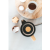 Taza de café, cubos de azúcar y una bandeja sobre una mesa de madera