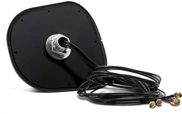 Schwarze Antenne mit langem Kabel und drei Anschlüssen auf weißem Hintergrund