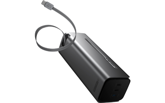 Ein schwarzes tragbares Ladegerät mit angeschlossenem USB-Kabel vor dunklem Hintergrund