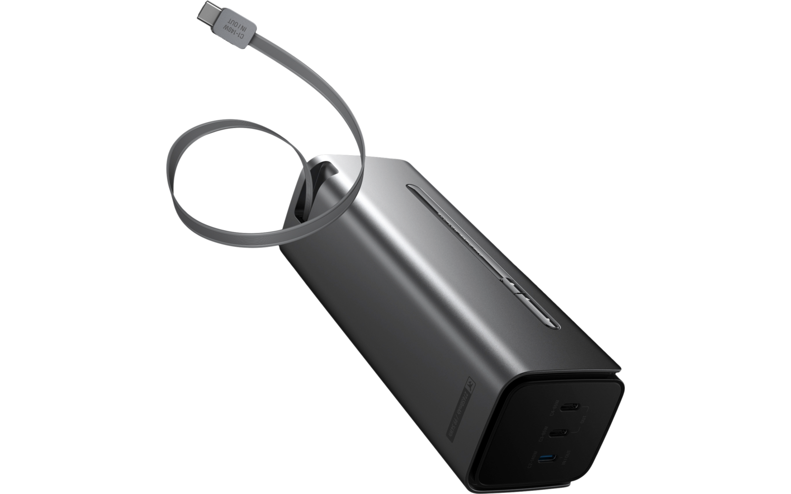 Ein schwarzes tragbares Ladegerät mit angeschlossenem USB-Kabel vor dunklem Hintergrund