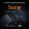 Vier Geräte werden gleichzeitig an einer Ladestation geladen, Anzeige zeigt 300 Watt Leistung