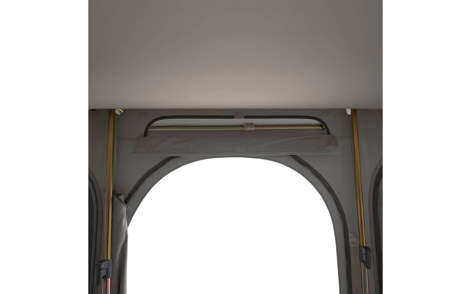 Innenansicht eines bogenförmigen Fensters mit grauem Rahmen, hochgezogener transparenter Abdeckung, schwarzer Querstrebe oben, gelbe Leitungen an den Seiten, weißer Außenbereich