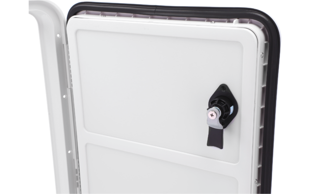 Trappe métallique blanche partiellement ouverte avec verrou rotatif noir à droite, cadre et charnière visibles à gauche