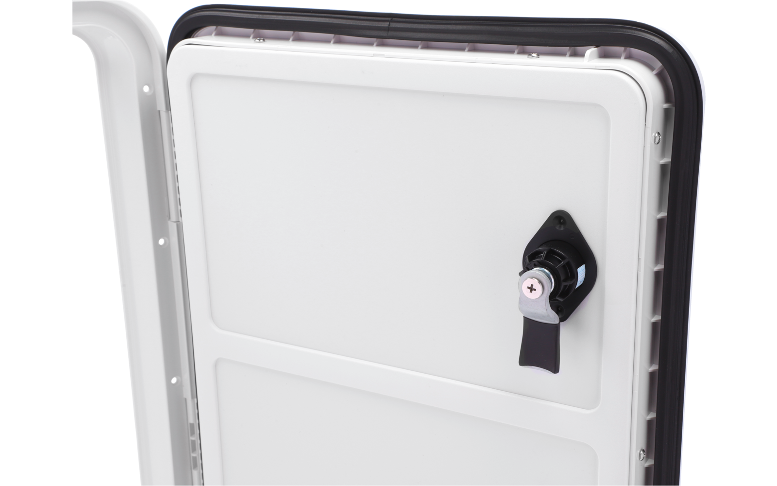 Trappe métallique blanche partiellement ouverte avec verrou rotatif noir à droite, cadre et charnière visibles à gauche