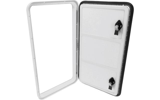 Geöffnetes weißes rechteckiges Panel mit offenem Rahmen links, Tür rechts mit drei horizontalen eingelassenen Feldern und zwei schwarzen Verschlüssen