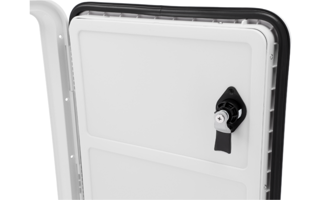 Teilweise geöffnete weiße Metallklappe mit schwarzem Drehverschluss rechts, sichtbarer Rahmen und Scharnier links