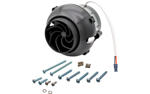Carcasa redonda de plástico negro con palas radiales visibles, conectada a un cable blanco con conector de tres pines; varios tornillos, tuercas y arandelas colocados debajo sobre fondo blanco
