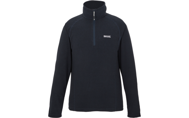 Dunkelblauer Fleece-Pullover mit halbem Reißverschluss und hohem Kragen, lange Ärmel, kleines weißes Logo auf linker Brust, weißer Hintergrund