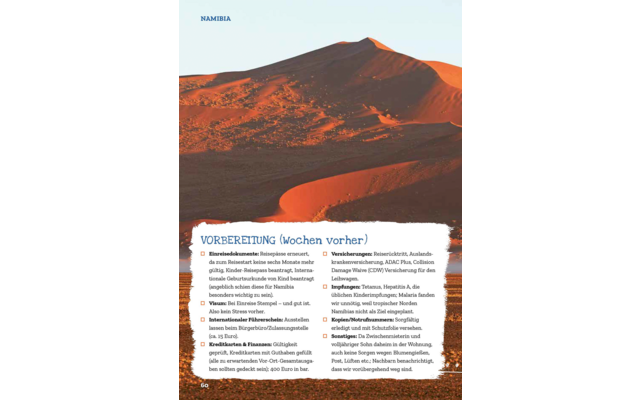 Rote-orange Sanddünen unter klarem Himmel; oben links Schriftzug 'NAMIBIA'; unten weißes, gezerrtes Papier mit gedrucktem deutschem Text und Überschrift 'VORBEREITUNG (Wochen vorher)'