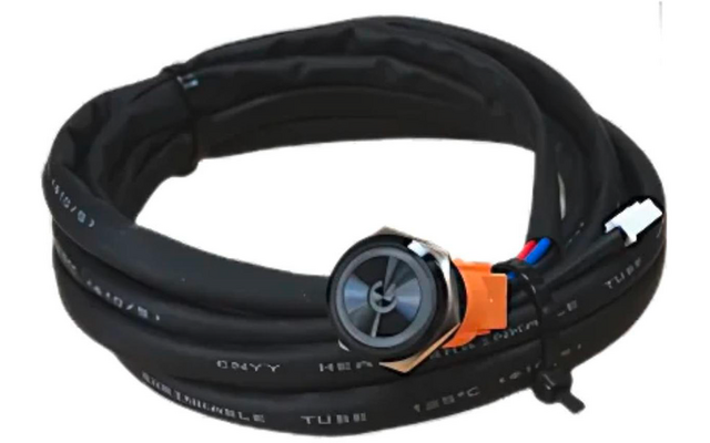 Schwarzes Kabel mit einem runden Stecker und orangefarbenem Kunststoffteil