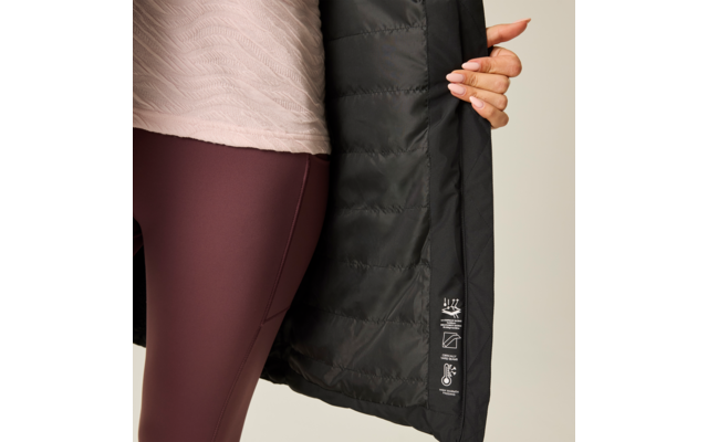 Teilansicht einer Person, die eine schwarze gesteppte Jacke aufhält; darunter sichtbares rosafarbenes Oberteil und burgunderfarbene Leggings; Innenseite der Jacke mit Pflegekennzeichnungen; Hand mit hell lackierten Nägeln