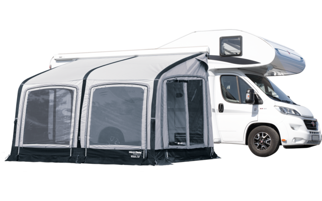 Weißes Wohnmobil mit angebautem grauem Vorzelt