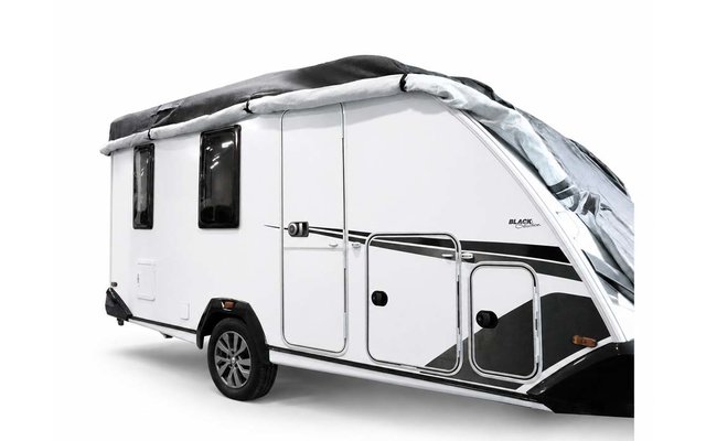 Weißer Wohnwagen mit zwei rechteckigen Fenstern, Tür, sichtbarem Rad und eingefalteter Markise