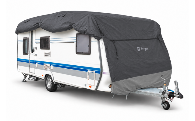 Caravan bianco con striscia blu, copertura grigia su tetto e frontale, due finestrini, porta laterale, ruota e gancio di traino visibili