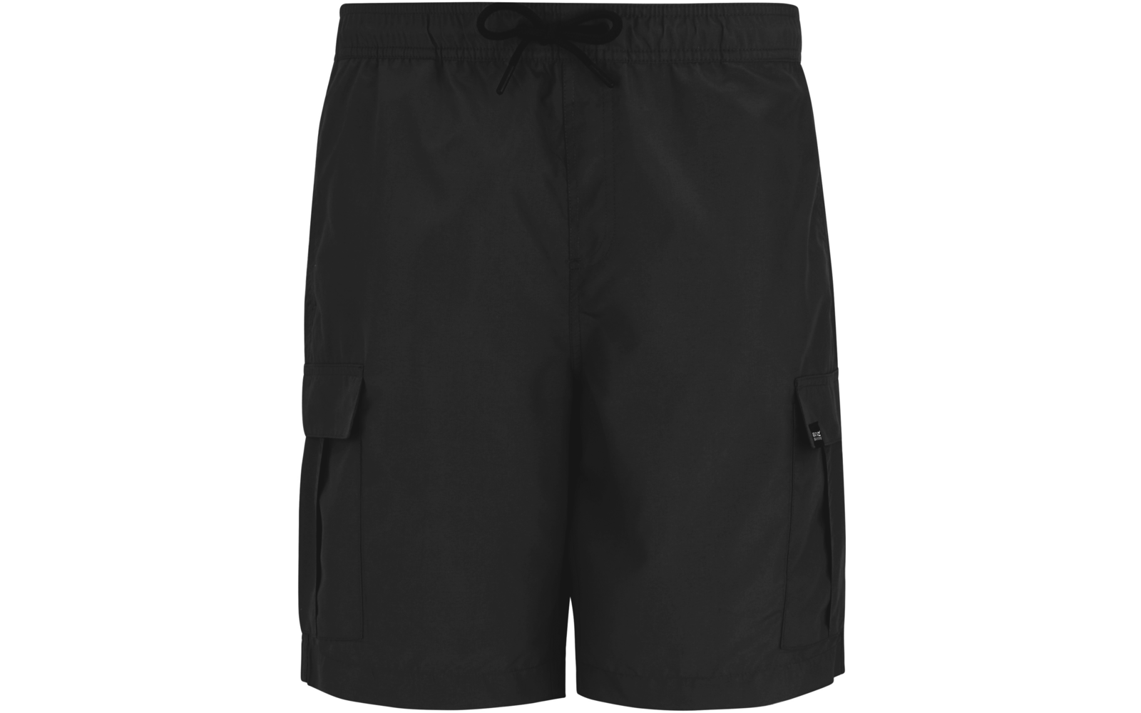 Schwarze Shorts mit elastischem Bund und Tunnelzug, zwei seitliche aufgesetzte Taschen mit Klappen