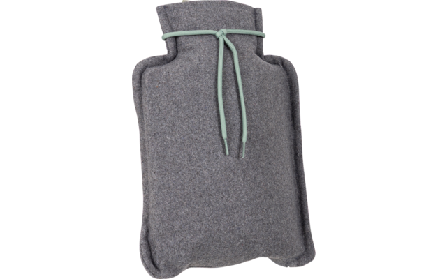Grijze warmwaterkruik met vilten hoes en vastgeknoopt lichtgroen koord, voorkant