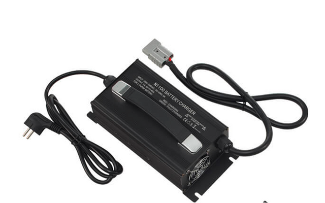 Schwarzes rechteckiges Gerät mit Aufschrift 'BATTERY CHARGER', angeschlossenem Netzkabel mit zweipoligem Stecker, Ausgangskabel mit grauem Stecker und sichtbarem Lüfter