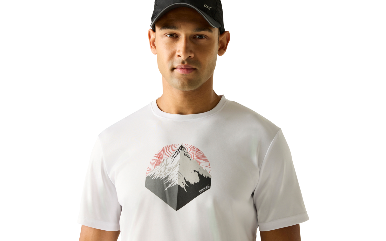 Person von der Brust aufwärts, trägt schwarze Baseballkappe und weißes T-Shirt mit Berggrafik