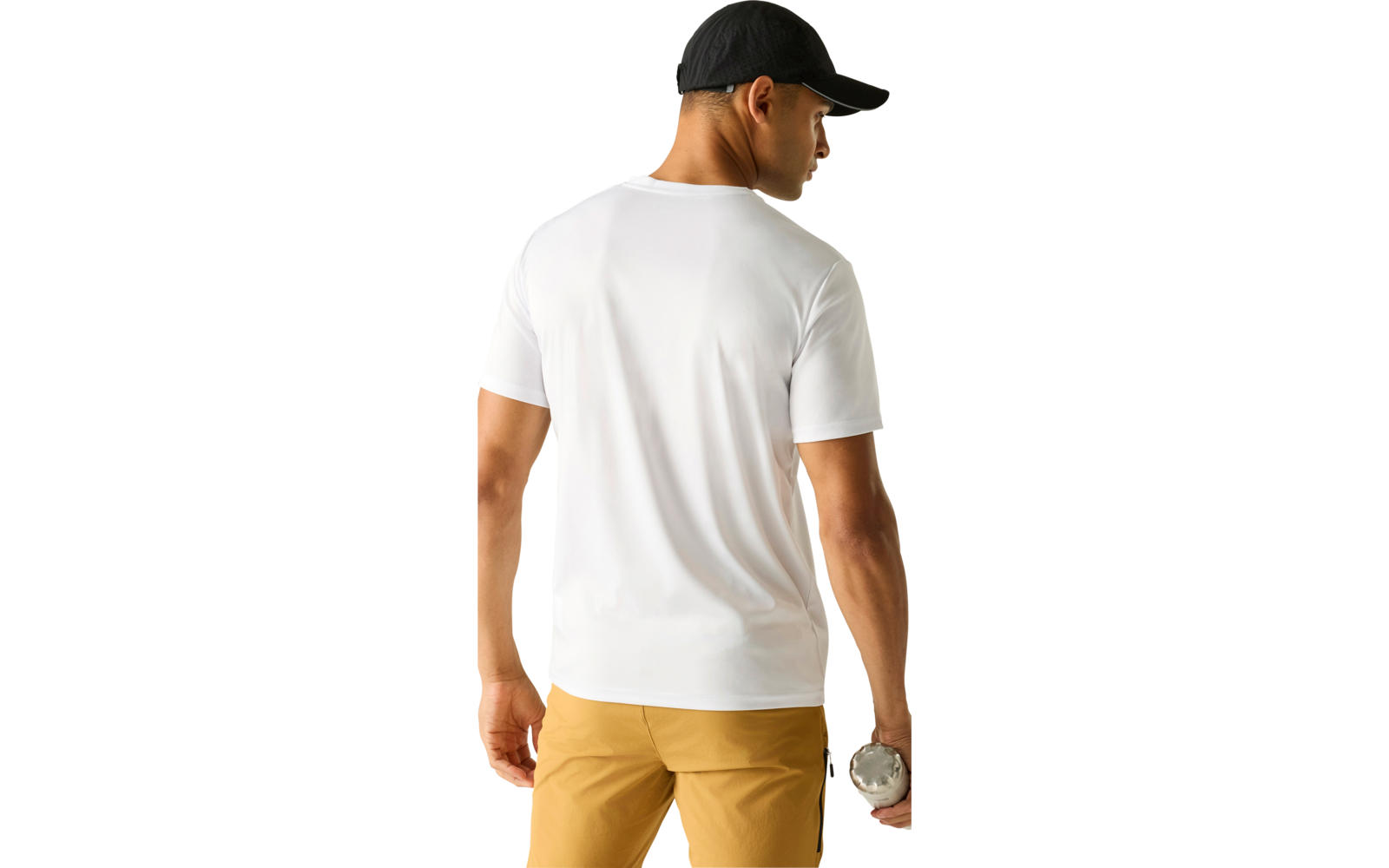 Rückenansicht einer Person mit weißem T-Shirt, schwarzer Baseballkappe und beigen Hosen; Kopf nach rechts gedreht; rechte Hand hält ein rundes silbernes Objekt