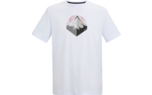 Weißes kurzärmeliges T-Shirt mit mittigem Aufdruck: sechseckiges Zeichen mit Berggipfel, grauer Fläche darunter und rosa Kreis mit Linien im Hintergrund