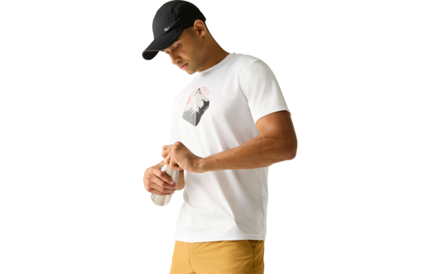 Person mit schwarzer Kappe und weißem T-Shirt mit Druck, die eine Flasche öffnet