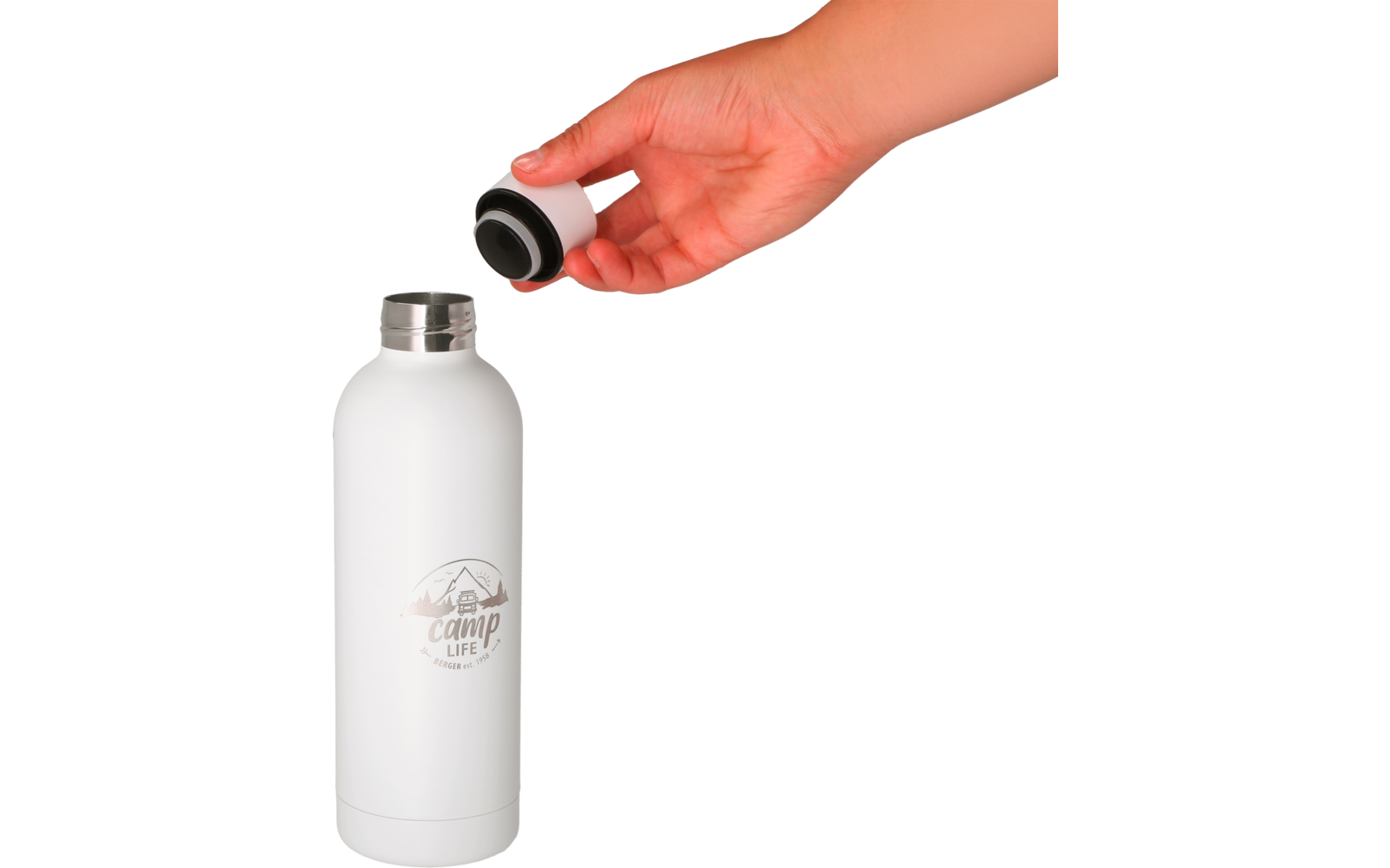 Hand die de dop van een witte fles verwijdert