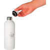 Main en train d'enlever le bouchon d'une bouteille blanche