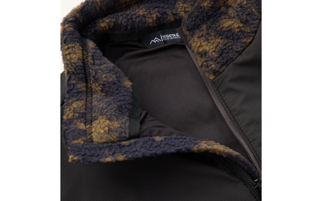 Detailfoto van een deels openstaande jas kraag met bruin-grijs gemêleerde fleecevoering, donkere buitenstof, ritssluiting en label