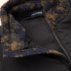 Detailfoto van een deels openstaande jas kraag met bruin-grijs gemêleerde fleecevoering, donkere buitenstof, ritssluiting en label