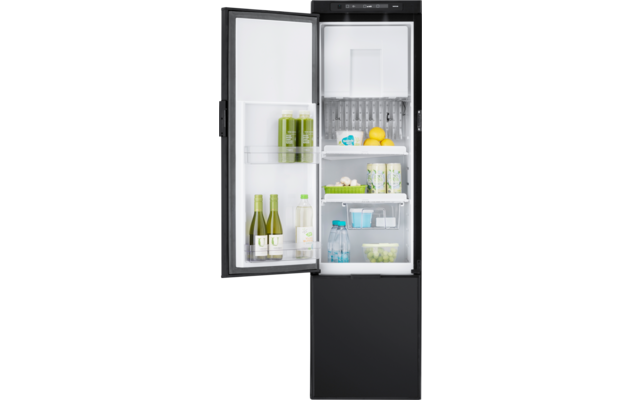 Réfrigérateur noir ouvert : sur les clayettes de la porte deux petites bouteilles vertes et trois bouteilles vertes avec un carton blanc ; sur les étagères intérieures deux citrons, un petit paquet bleu, deux contenants à étiquette verte, un récipient rectangulaire bleu, une bouteille d'eau transparente avec bouchon bleu et un bol de raisins verts ; compartiment inférieur fermé