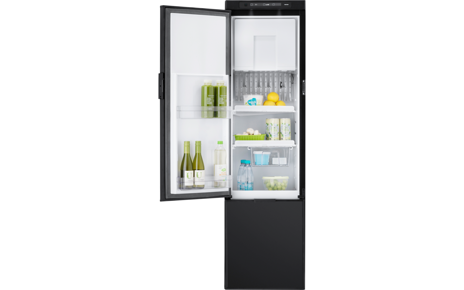 Réfrigérateur noir ouvert : sur les clayettes de la porte deux petites bouteilles vertes et trois bouteilles vertes avec un carton blanc ; sur les étagères intérieures deux citrons, un petit paquet bleu, deux contenants à étiquette verte, un récipient rectangulaire bleu, une bouteille d'eau transparente avec bouchon bleu et un bol de raisins verts ; compartiment inférieur fermé