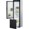 Réfrigérateur noir, porte supérieure et tiroir inférieur ouverts. Intérieur avec trois étagères contenant des fruits ronds jaunes, des contenants bleus et blancs et un bac à glaçons gris; balconnets de porte avec trois bouteilles vertes et une bouteille blanche; tiroir inférieur avec une caisse blanche, un élément feuillu vert et deux bouteilles jaunes