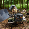 Campingszene mit Solarpanelen, einem tragbaren Generator, Wasserkanister und zwei Personen unter einem Regenschirm im Wald