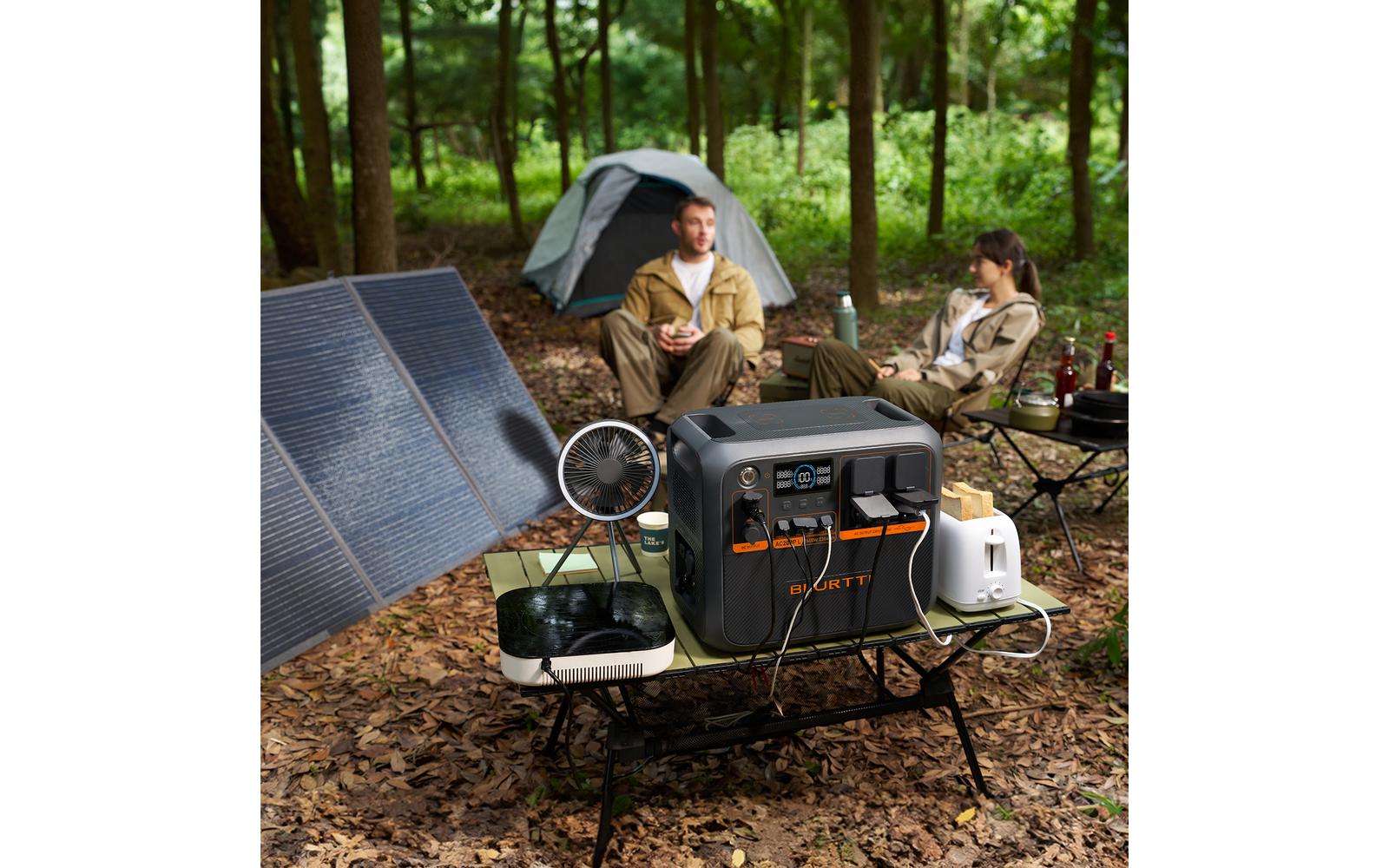 Campingszene mit Solarpanelen, einem tragbaren Generator, Wasserkanister und zwei Personen unter einem Regenschirm im Wald