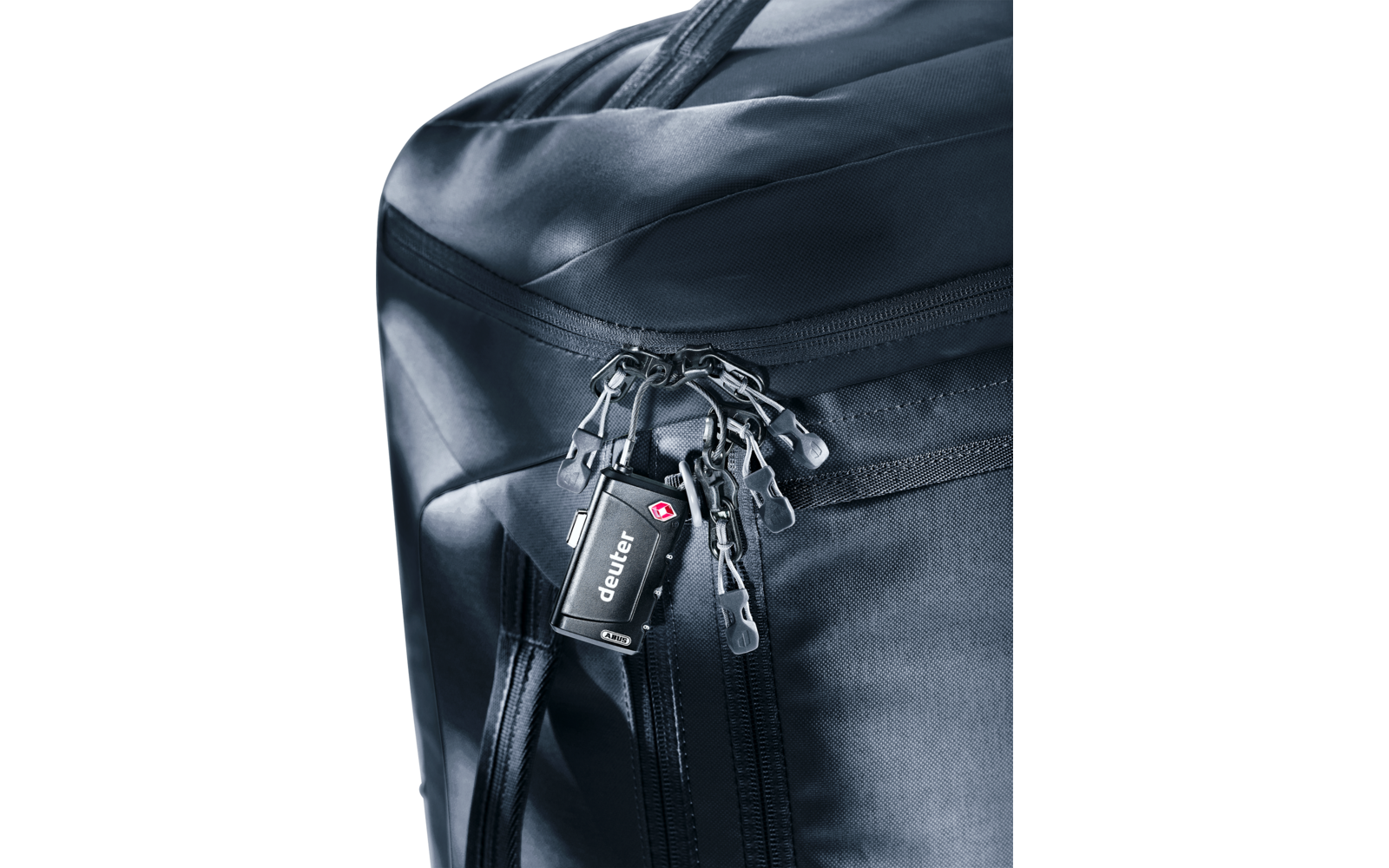 Dunkelblauer Rucksack mit mehreren geschlossenen Reißverschlüssen und einem schwarzen Vorhängeschloss mit Aufdruck 'deuter'