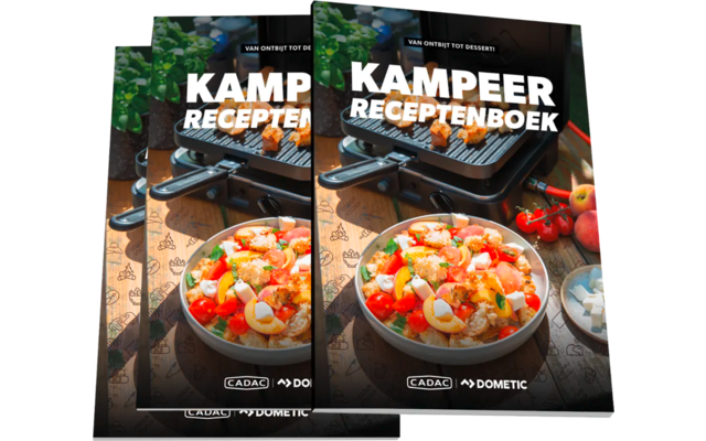 Zwei übereinander liegende Bücher mit dem Titel "KAMPEER RECEPTENBOEK"; auf dem Cover eine Schüssel mit Salat, halbierten Eiern, Kirschtomaten und Kräutern, im Hintergrund ein Grillrost und die Logos "CADAC" und "DOMETIC"