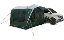 Tenda laterale verde con finestre in rete e tiranti fissata al fianco di un furgone bianco